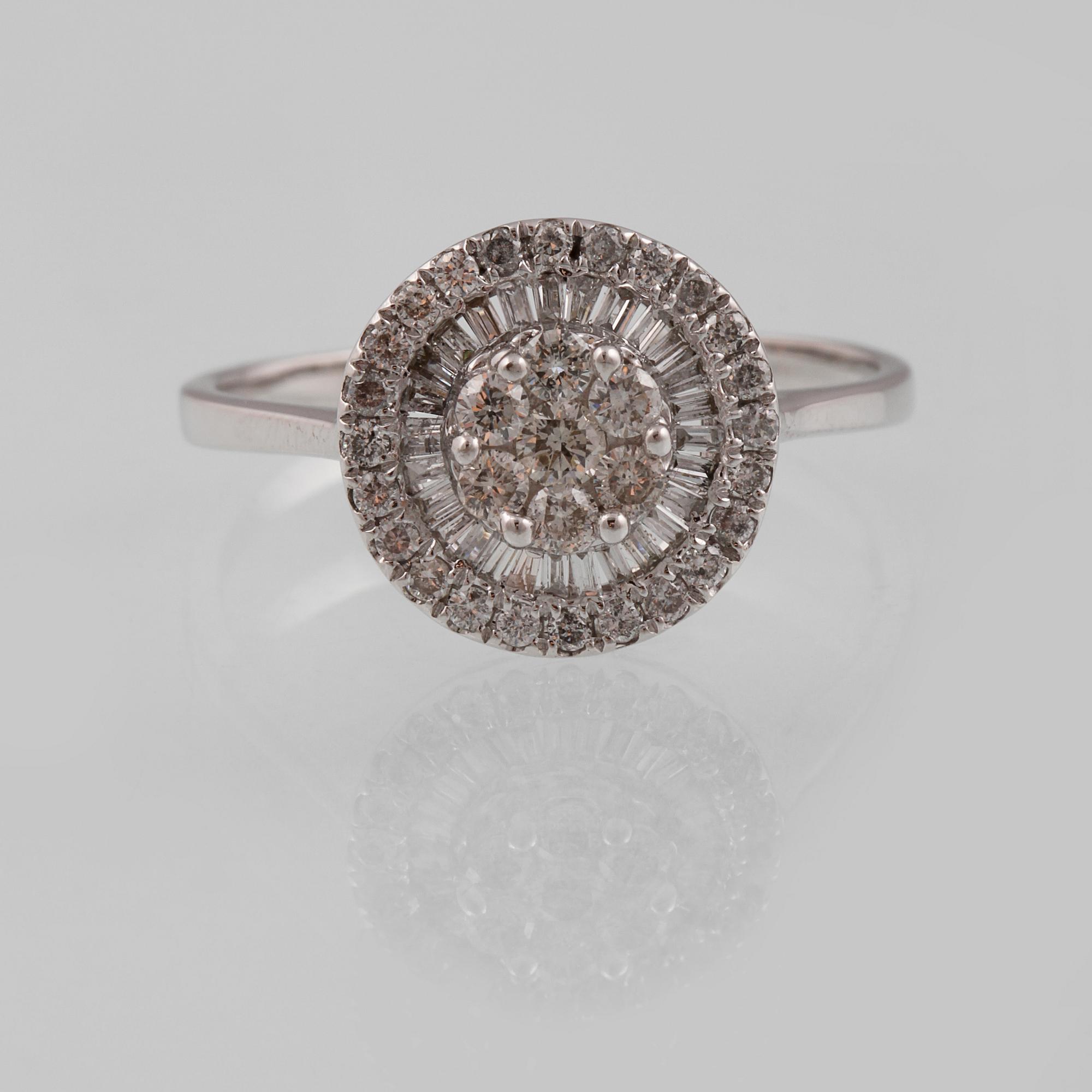 RING, 18K vitguld med briljant och baguettslipade diamanter ca 0.48 ct. Vikt 1,9 gram.