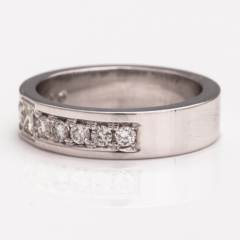 An 18K gold ring with diamonds ca. 0.44 ct in total.