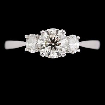 RING, 18 k vitguld, 3 briljantslipade diamanter tot ca 1.30 ct.