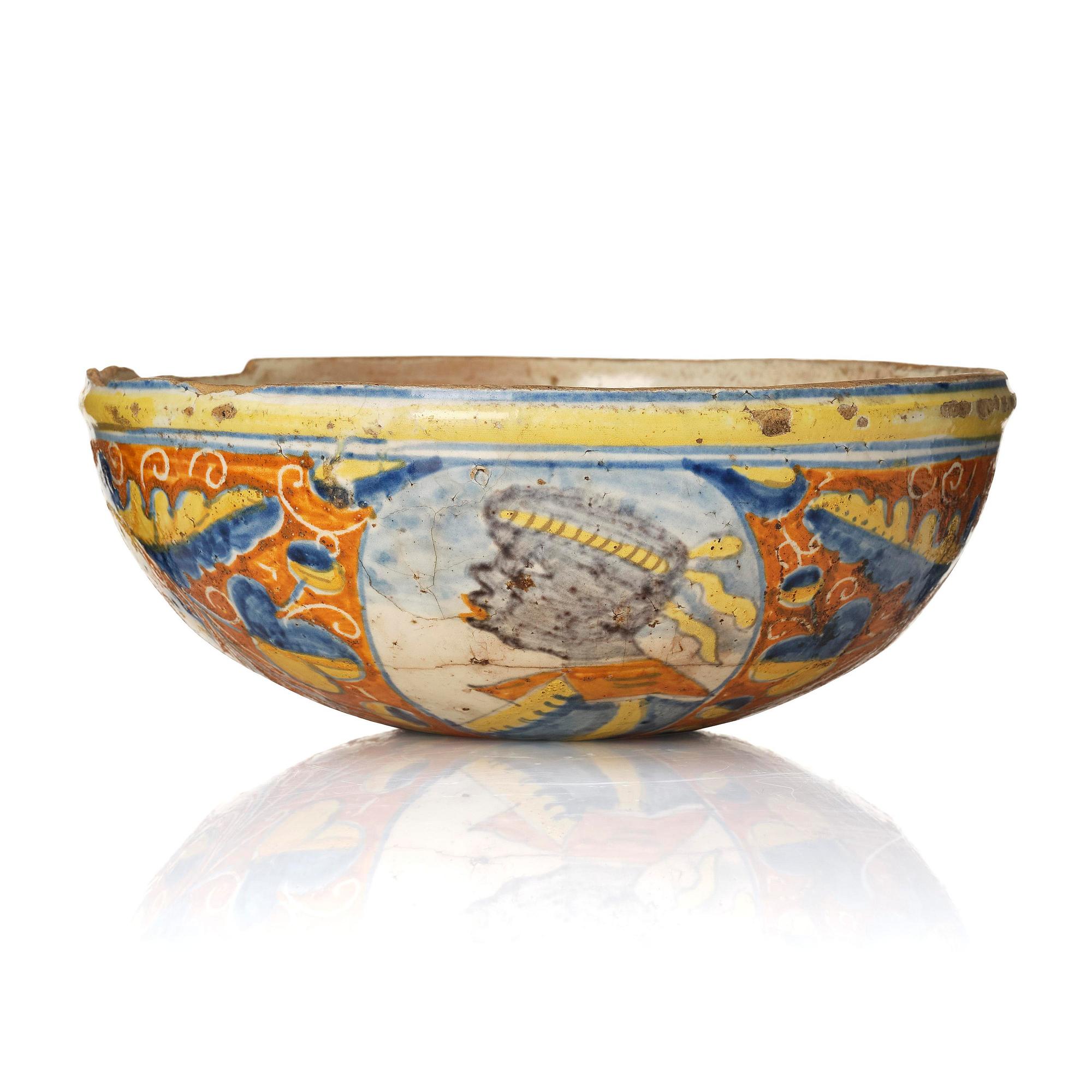 An Italian maiolica bowl, 17th century.