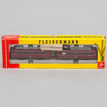 Modelljärnväg med tillbehör, lok 6 st, vagnar 22 st, Fleischmann m.fl. 1960-tal.