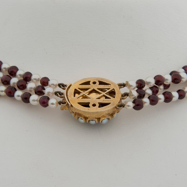 COLLIER, odlade pärlor och granater. Lås 9K guld, fasettslipad granat.