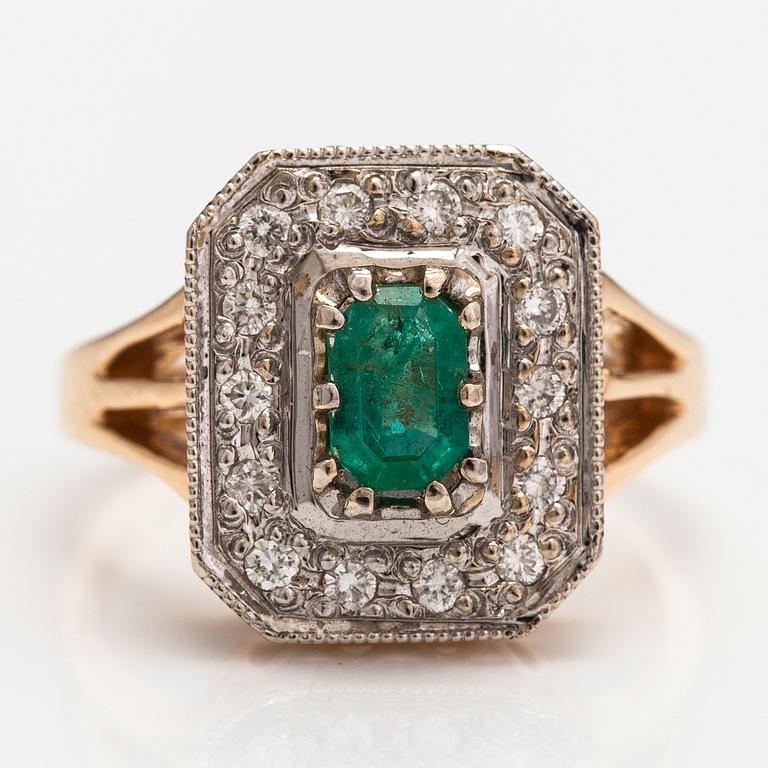 Ring, 14K guld, smaragd och diamanter ca 0.21 ct tot och smaragd. Kulta Market Vuorinen Tavastehus 1994.