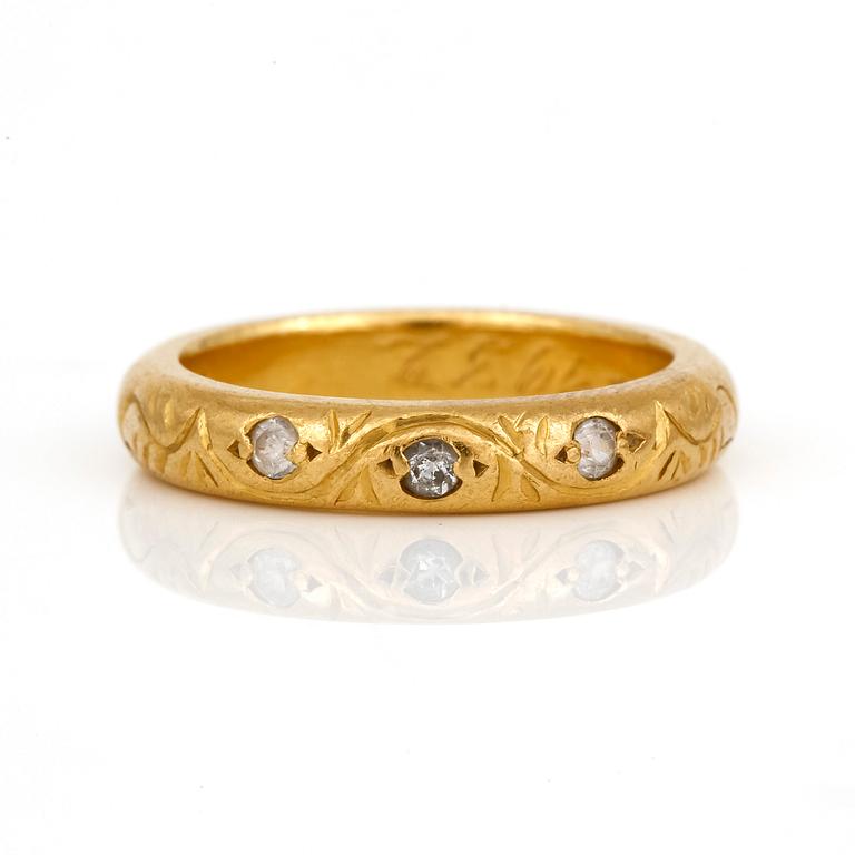 ARMBAND samt RING, 18k respektive 23k guld, vikt ca 3,4g respektive 7,1g.