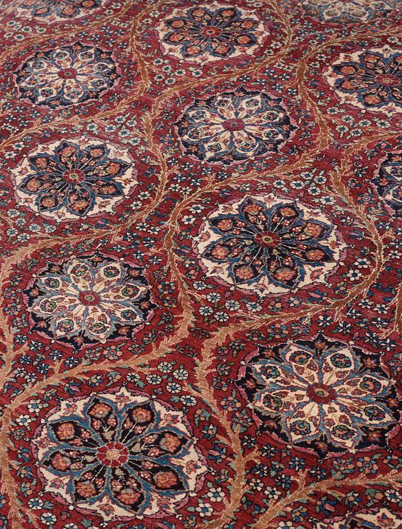 SEMI-ANTIQUE YAZD probably. 392 x 275,5 cm.