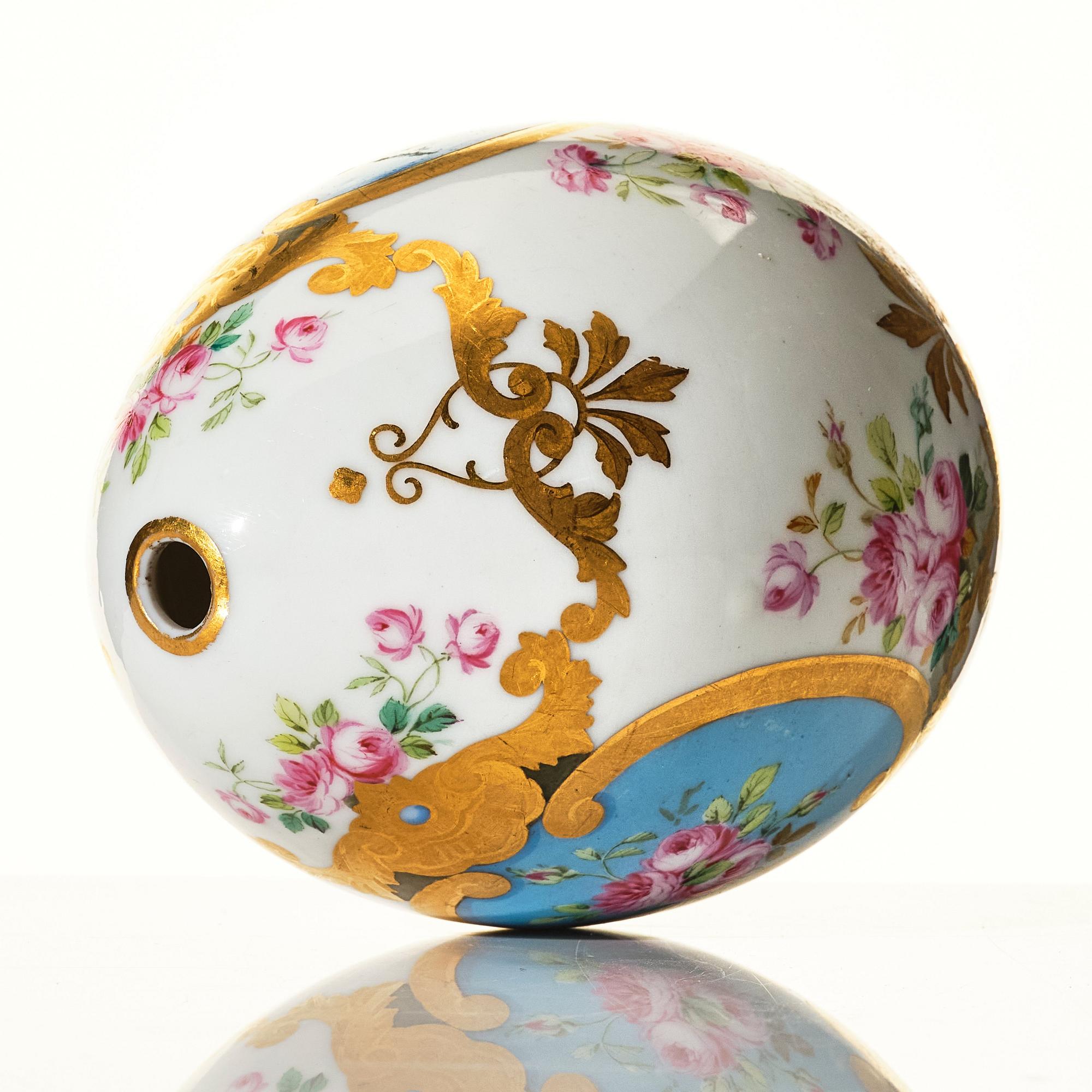 Ägg, porslin. 1800-tal, troligen Kejserliga porslinsmanufakturen, St Petersburg.