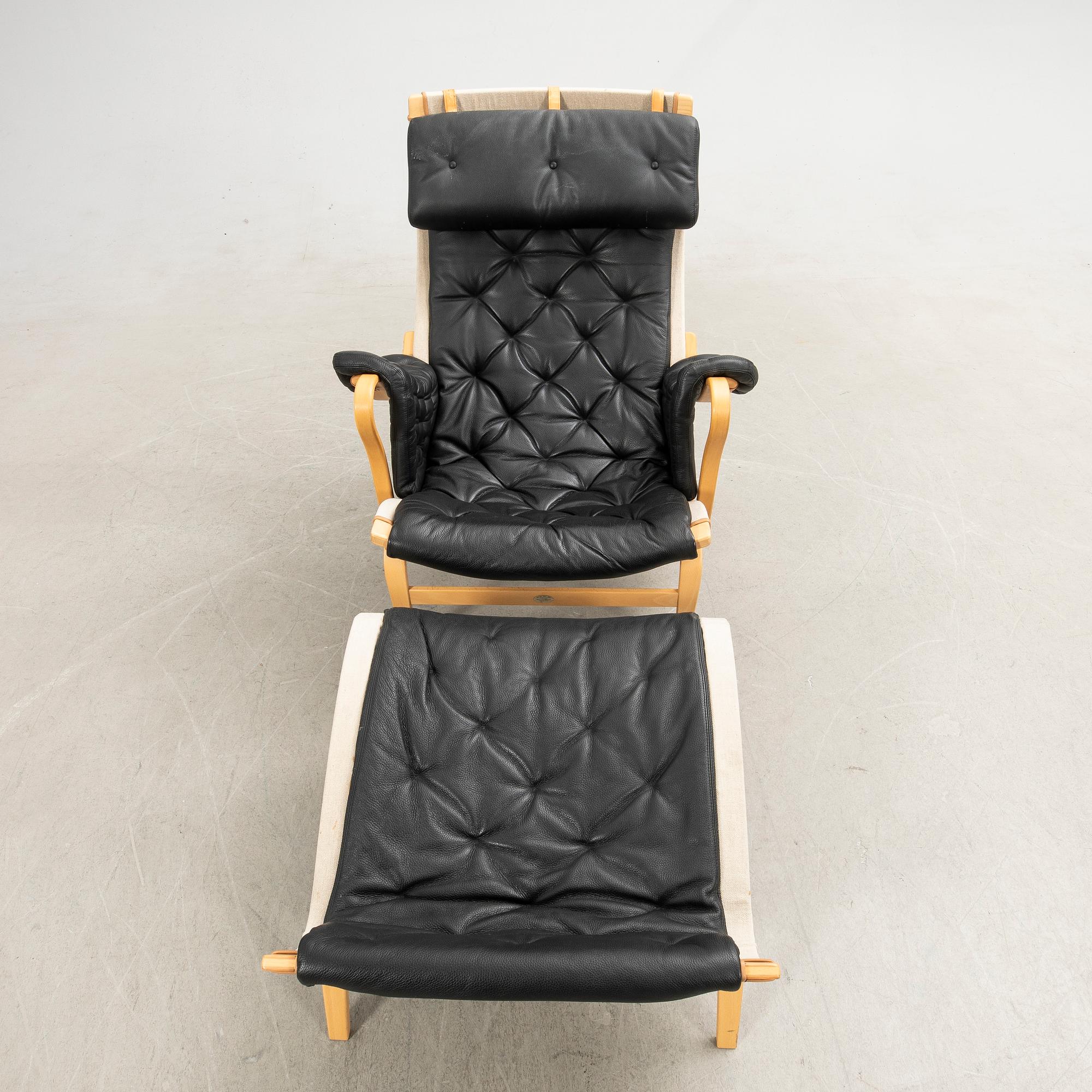 Bruno Mathsson, fåtölj med fotpall, "Pernilla", Dux.