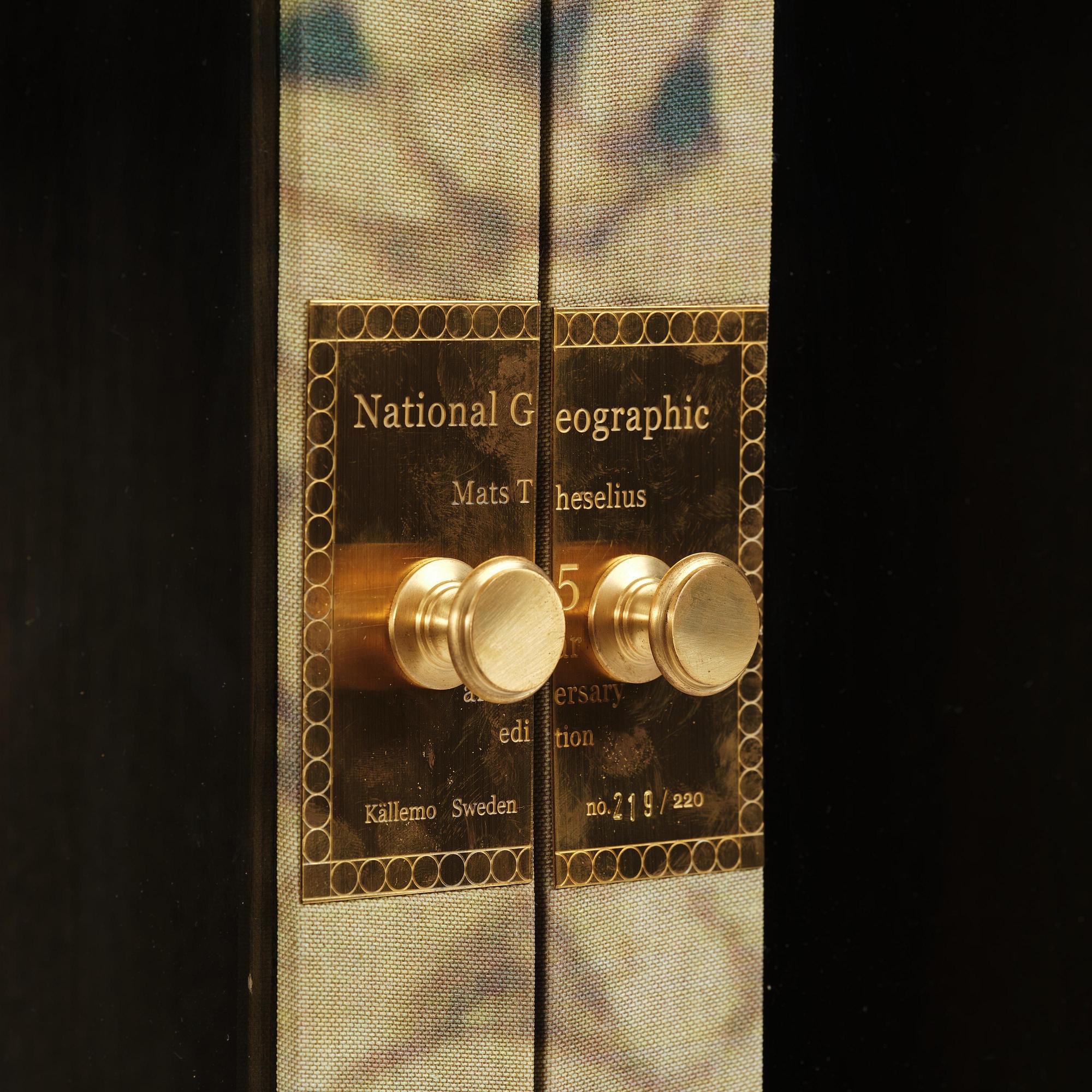 Mats Theselius, skåp, "National Geographic 25th Anniversary Edition", ed. 219/220, Källemo, Värnamo, efter 2016.