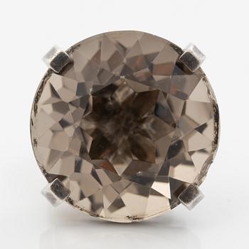 Anders Högberg, ring, silver med fasettslipad rökkvarts, Göteborg 1972.