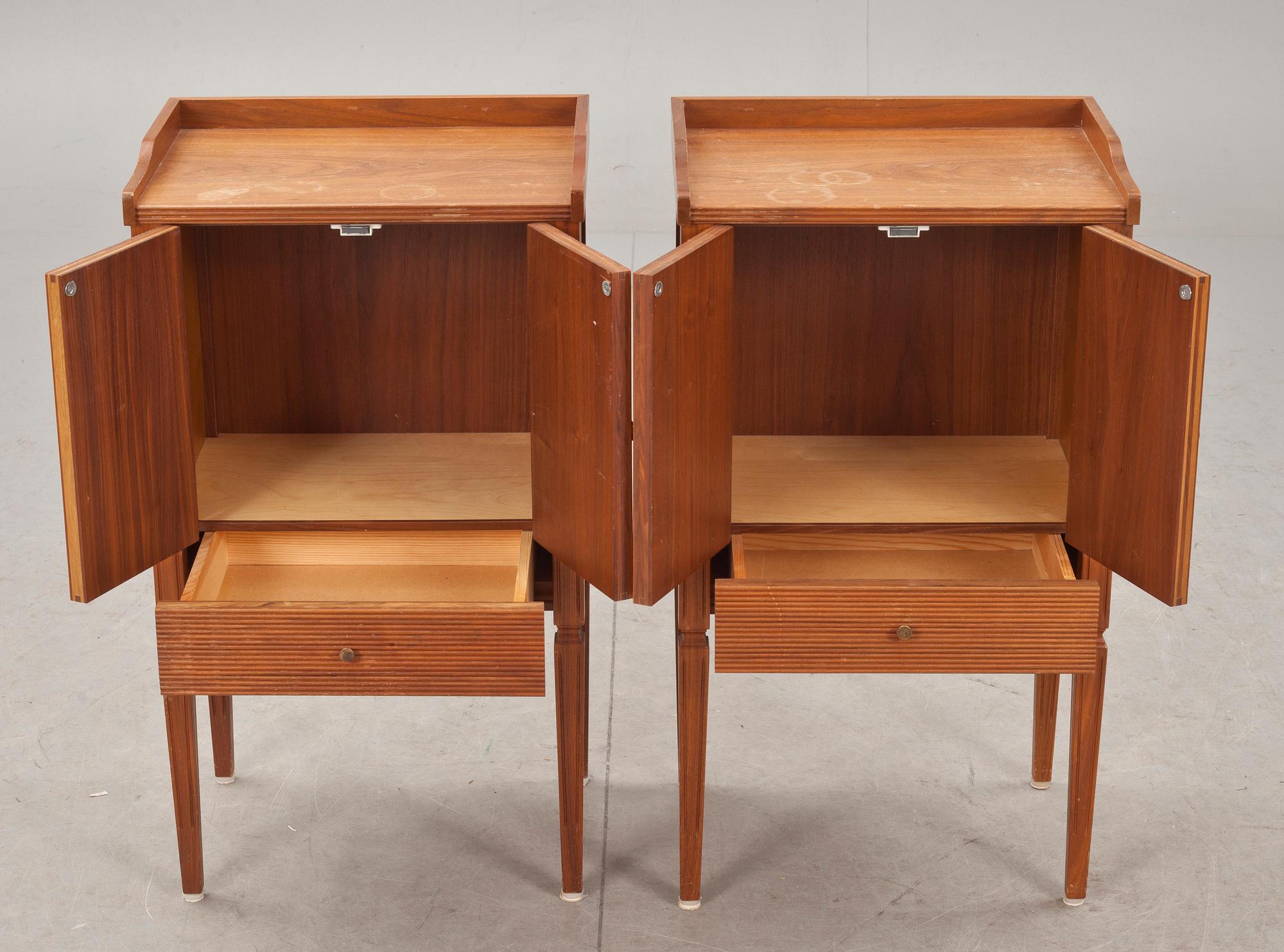 POTTSKÅP, ett par, gustaviansk stil, 1900-talets slut.