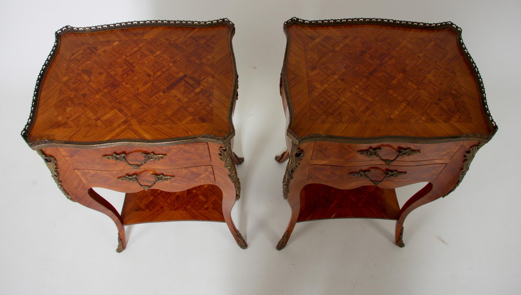 BYRÅAR, ett par, rokokostil.