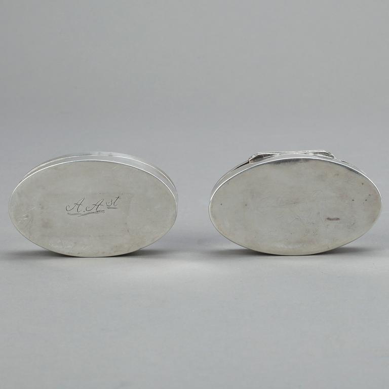 DOSOR, ett par snarlika, silver, Anders Gottlieb Herkepeus, Norrtälje 1829 och Johan Mauritz Corth, Nyköping 1844.