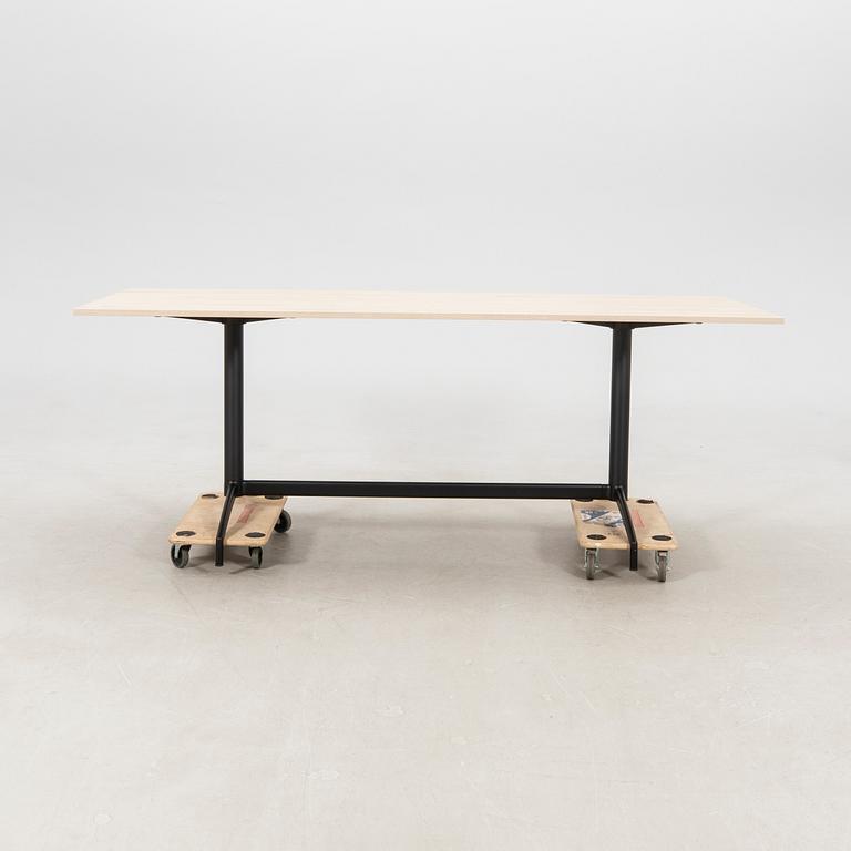 Pensi Design Studio, bord "Carma" för Akaba.