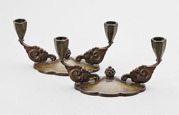 LJUSSTAKAR, ett par, brons, Danmark, 1900-talets början.