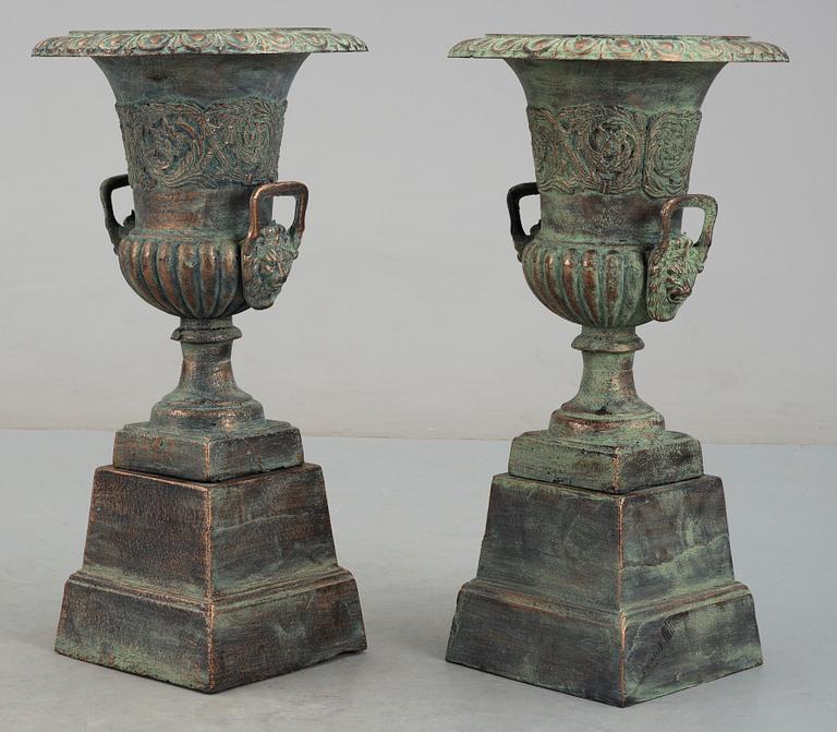 URNOR PÅ SOCKEL, metall, 1900/2000-tal.