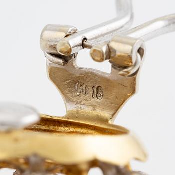 Ett par örhängen 18K guld i två färger.
