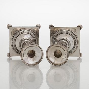 Ljusstakar, ett par, silver, Kultateollisuus, Åbo 1965 och 1970.