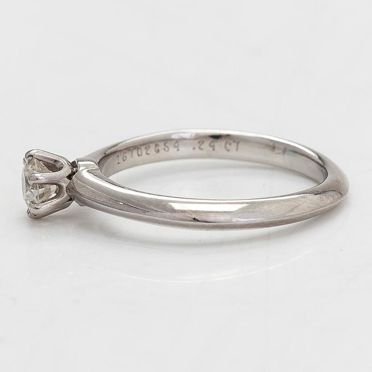 Tiffany & Co, ring, solitär, platina med en briljantslipad diamant 0.24 ct. Med certifikat.