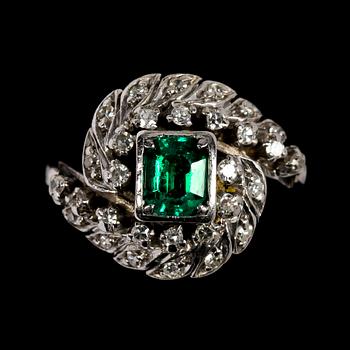 RING, emerald with eight cut diamonds, tot. app. 0.50 cts.