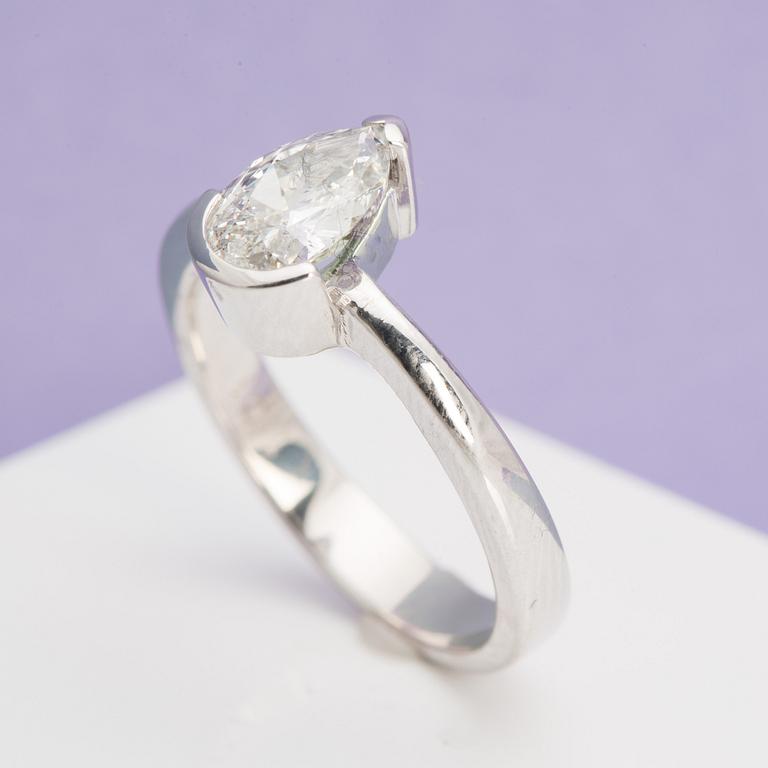 RING, 18K vitguld med droppslipad diamant ca 1.01 ct.