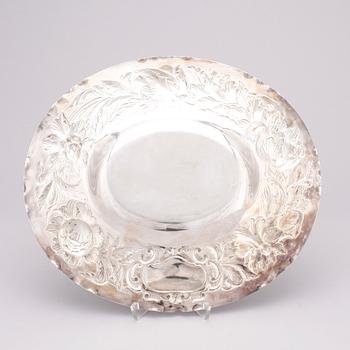 PRESENTERFAT, silver, Barockstil, Guldsmeds aktiebolaget, Stockholm, 1955. Vikt 360 gram.