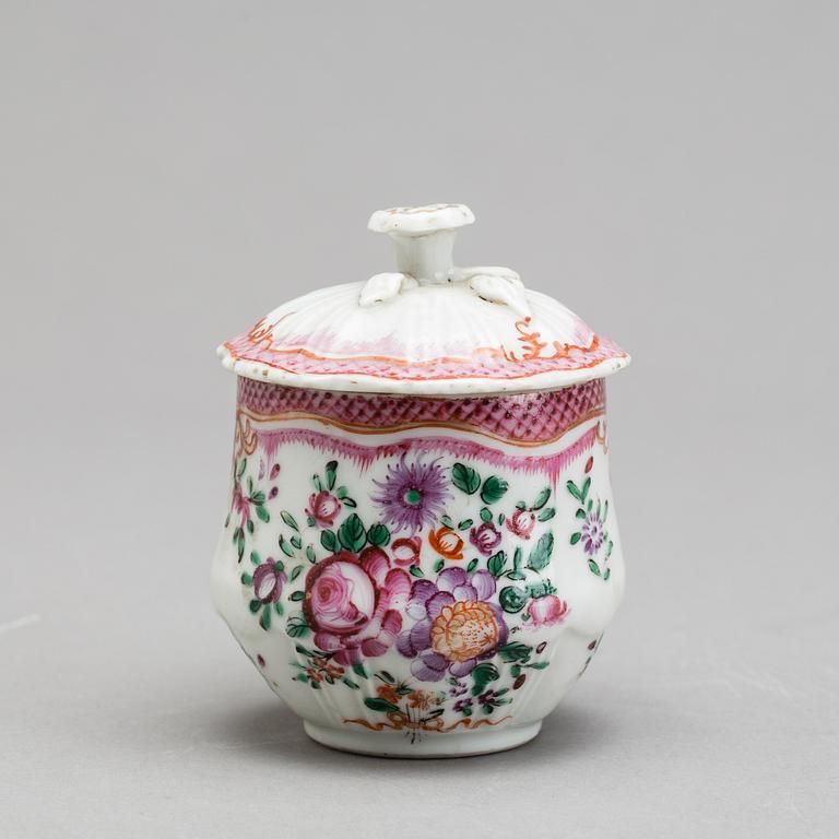 CREMEKOPP, porslin, Qingdynastin, Kina. 1700-tal.