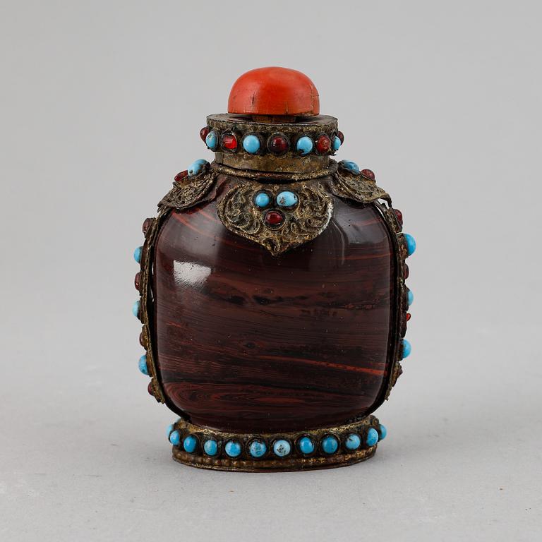 A Tibetan snuff bottle with stopper, 19th Century.