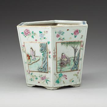 A famille rose flower pot, Qing dynasty, 19th Century.