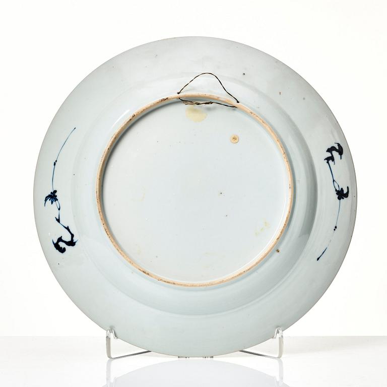 A blue and white dish and four plates, Qing dynasty, Kangxi (1662-1722).