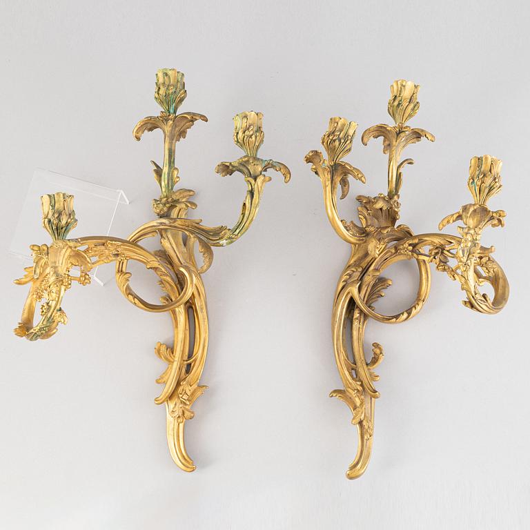 A pair of bronze wall sconces, Louis XV-style, 19th century.