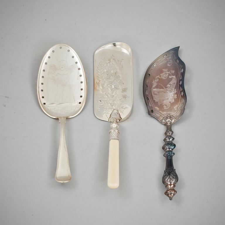 SMULSKYFFEL, England samt FISKSPADAR, 2 st, silver. Tot vikt skyffel samt fiskspade, 342 g.