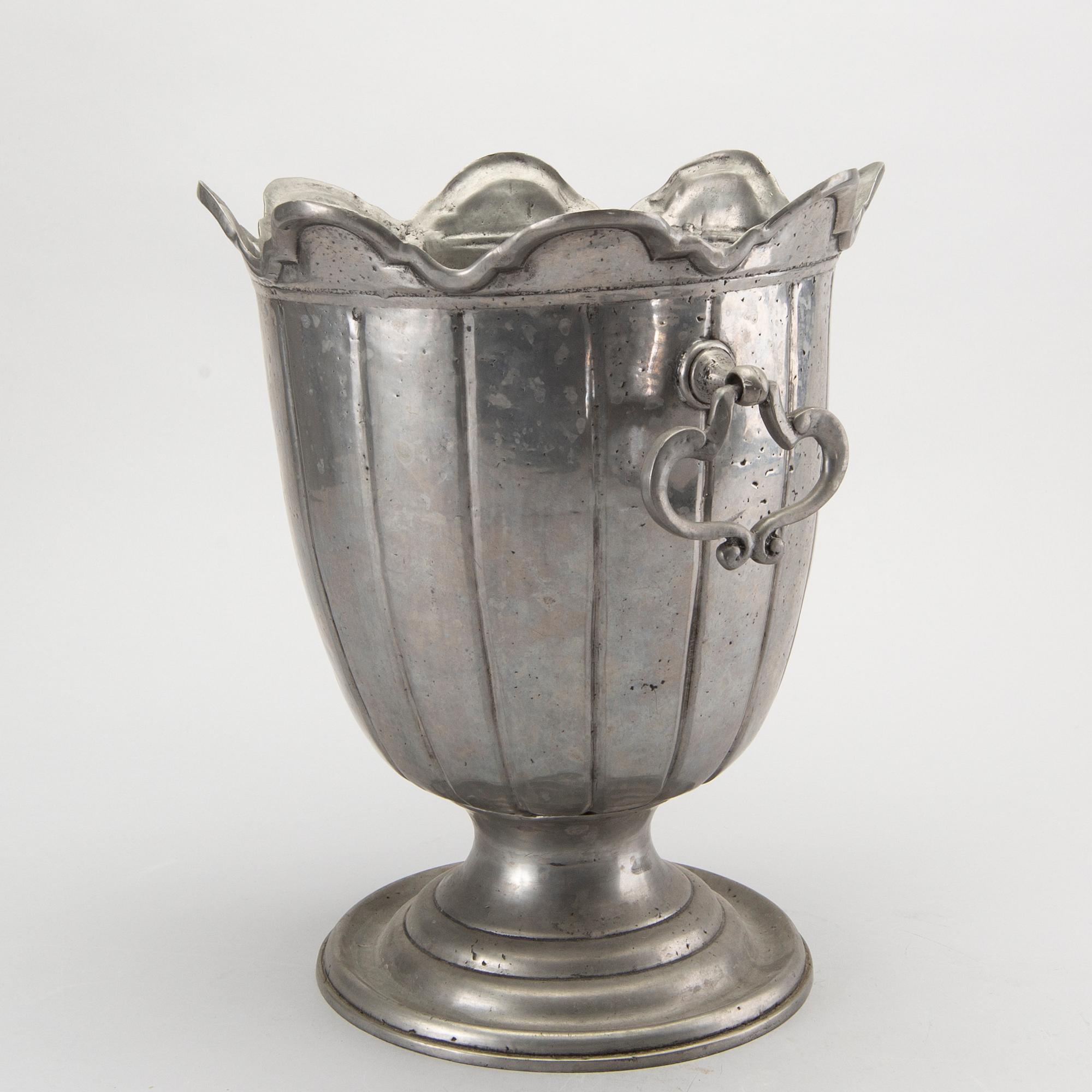 A first half och 20th century pewter Champange cooler.