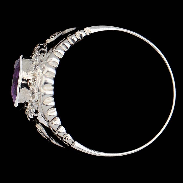 RING, vitguldspläterat sterlingsilver, ametist ca 2.30 ct, vita safirer tot ca 0.70 ct.