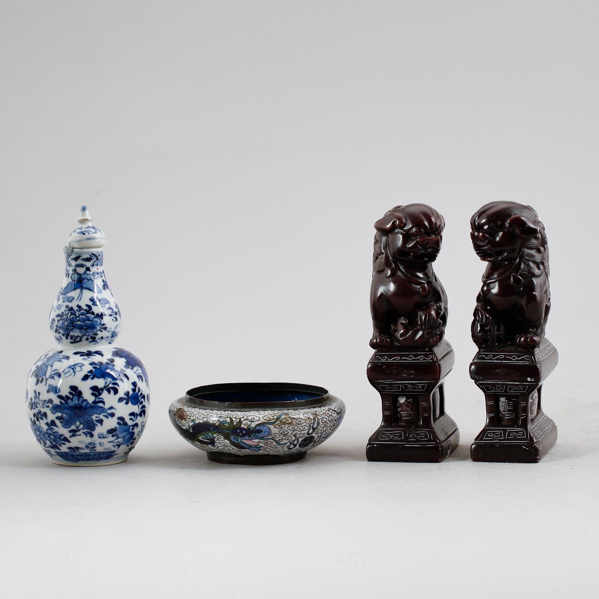 ORIENTALISKA FÖREMÅL, 4 delar, bl a 1800-/1900-tal.