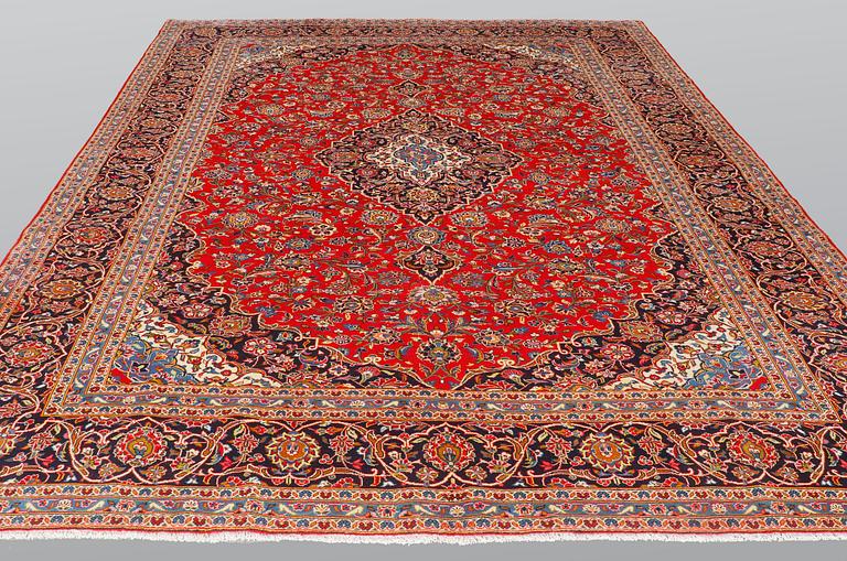 A carpet, Kashan, ca 410 x 287 cm.