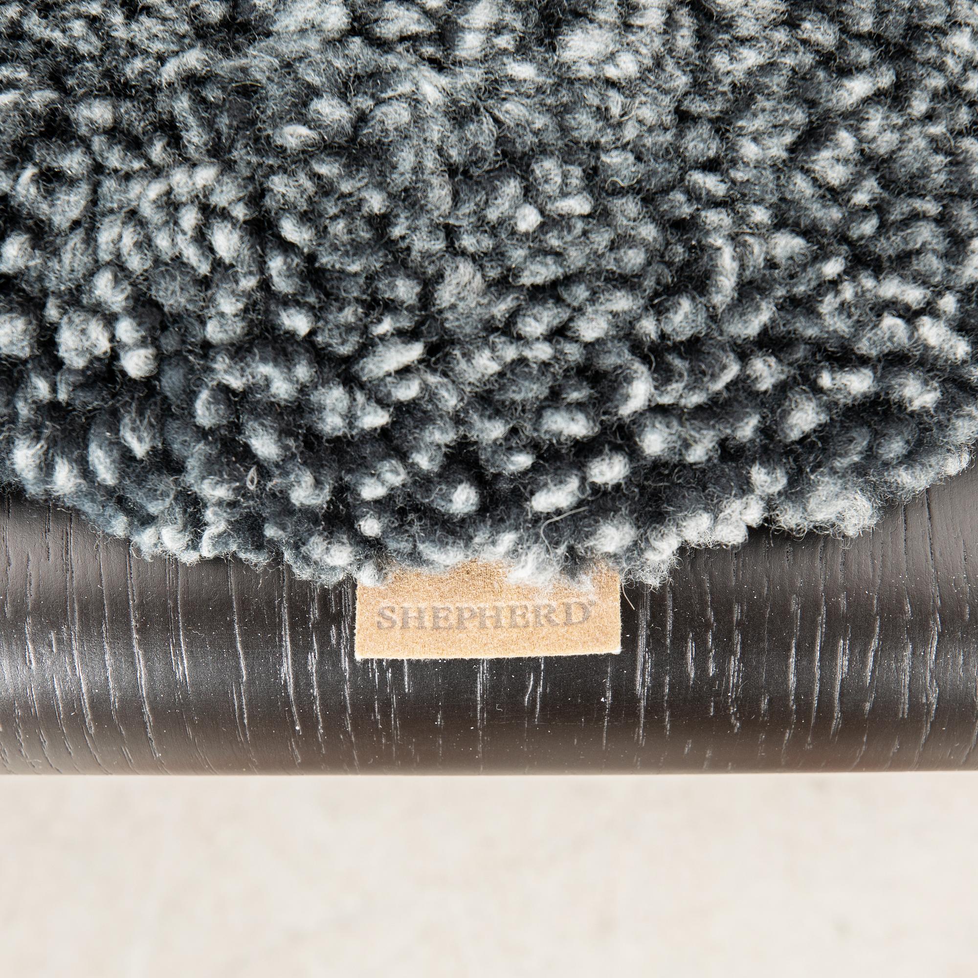 Thomas Bentzen, Stolar 4 st "Loft Chair" Muuto samtida, med dynor från Shepherd of Sweden.