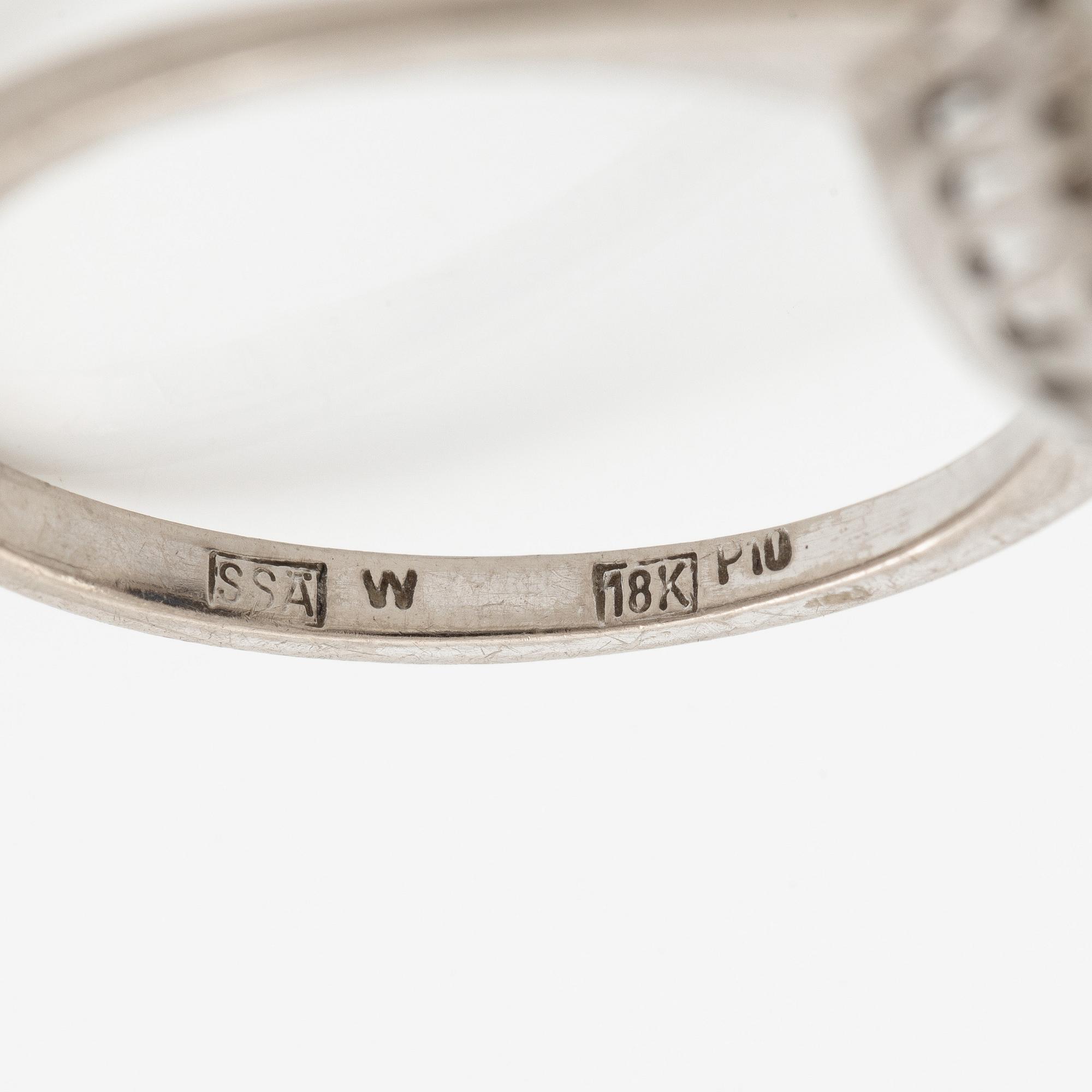 Ring, 18K white gold, camée model with sapphire and brilliant-cut diamonds.