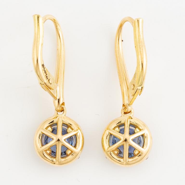 Örhängen 18K guld med safirer och briljantslipade diamanter.