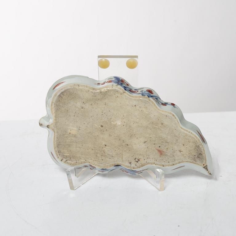 Two Chineseporcelain dishes, Qing dynasty, 18th century.