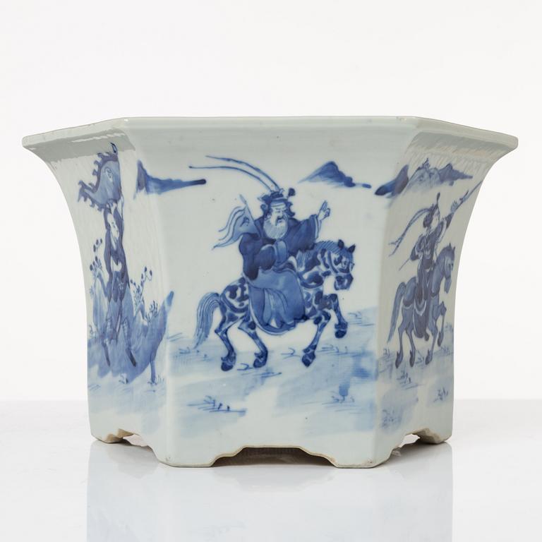 A Chinese blue and white porcelain flower pot, Qing dynasty, 19th century.