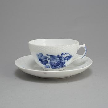 TEKOPPAR MED FAT 11 st, porslin, "Blå Blomst", Royal Copenhagen.