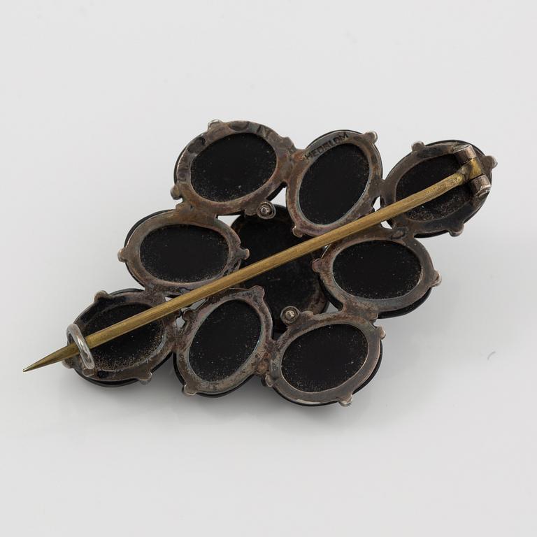 Brooch silver with onyx.