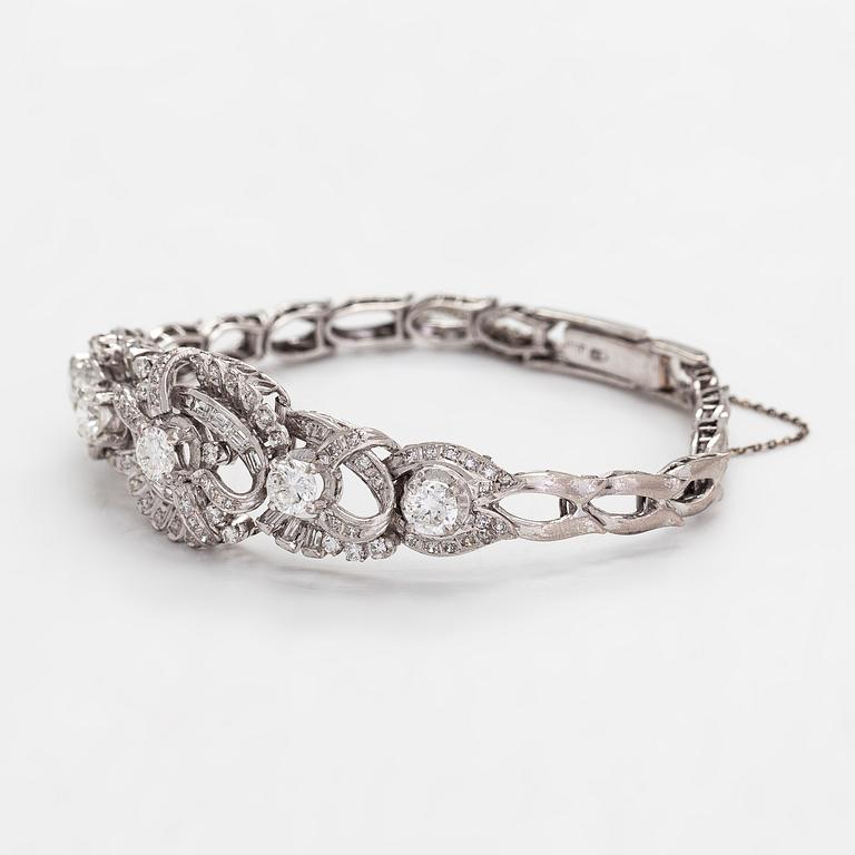An 18K white gold bracelet with brilliant-, single- and baguette-cut diamonds.