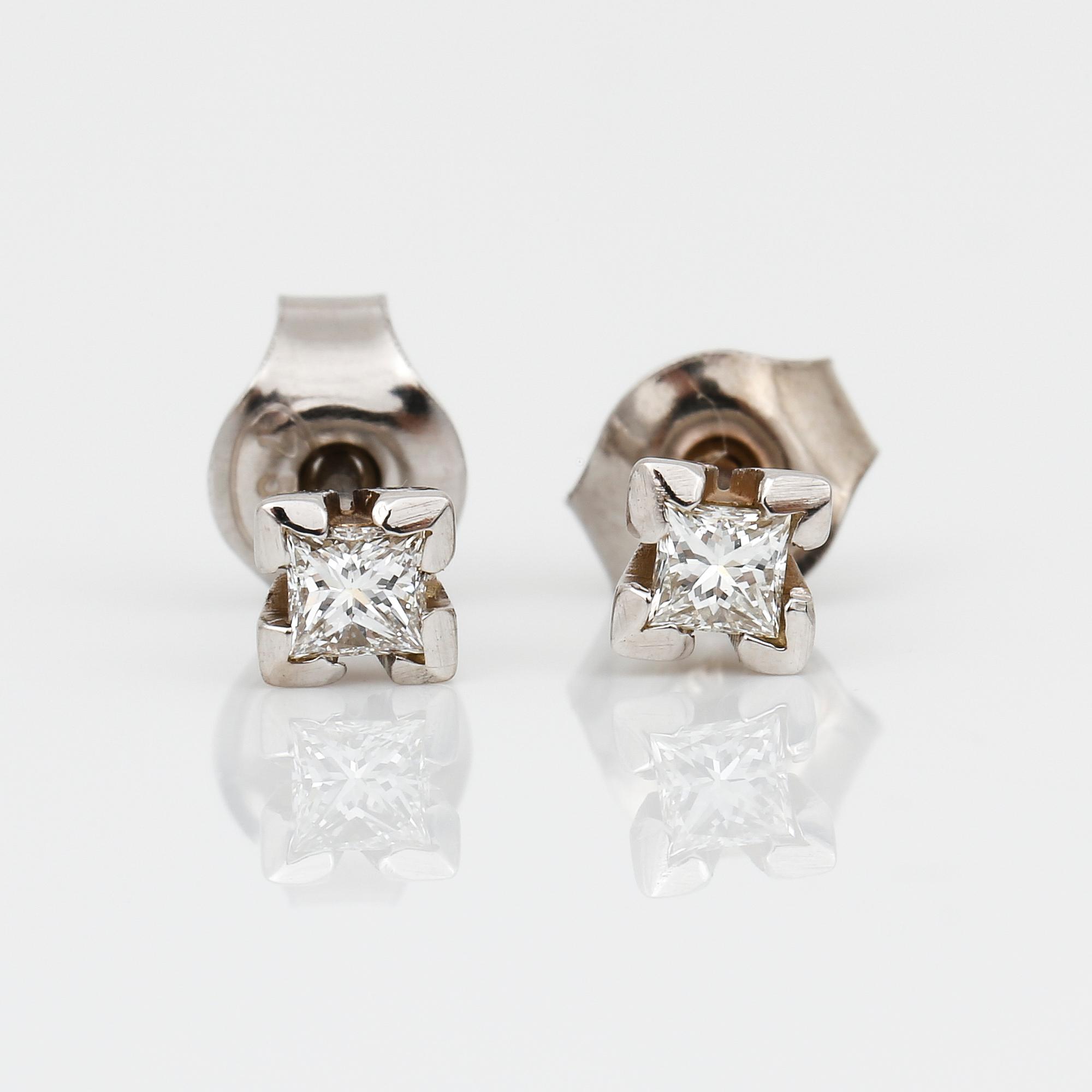 ÖRHÄNGEN, ett par, 18K vitguld med prinsesslipade diamanter tot ca 0.20 ct.