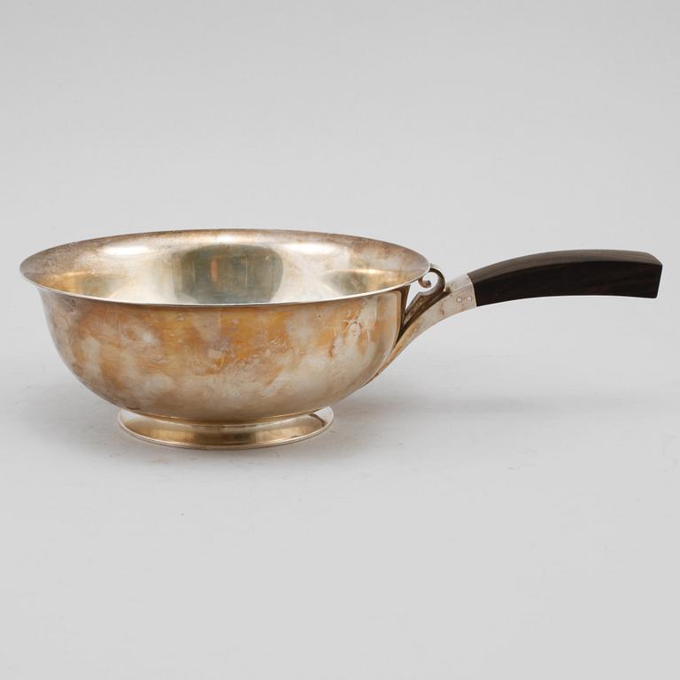 SMÖRKASTRULL, sterling silver, Georg Jensen & Wenel AB, Köpenhamn, Danmark, omkring 1900-talets mitt, total vikt 550g.