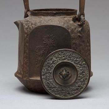 A cast-iron teapot with cover, Japan, Meiji (1868-1912).