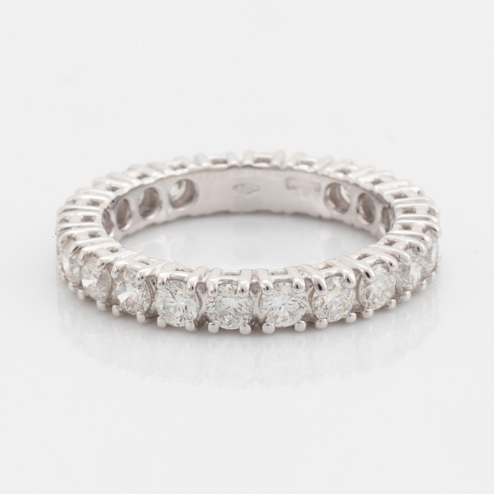 Alliansring med briljantslipade diamanter, med cert HRD.