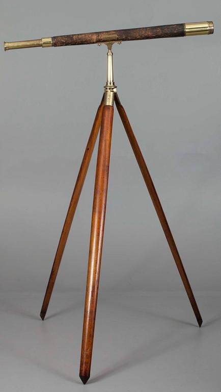 TELESKOP PÅ TRIPOD, trä samt mässing, 1800-talets slut.