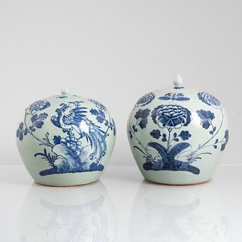 Two similar Chinese porcelain vases with covers, late 19th Century.