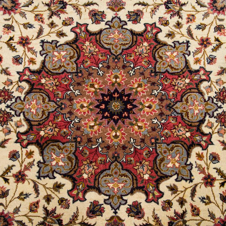A Tabriz rug, approx. 276 x 183 cm.